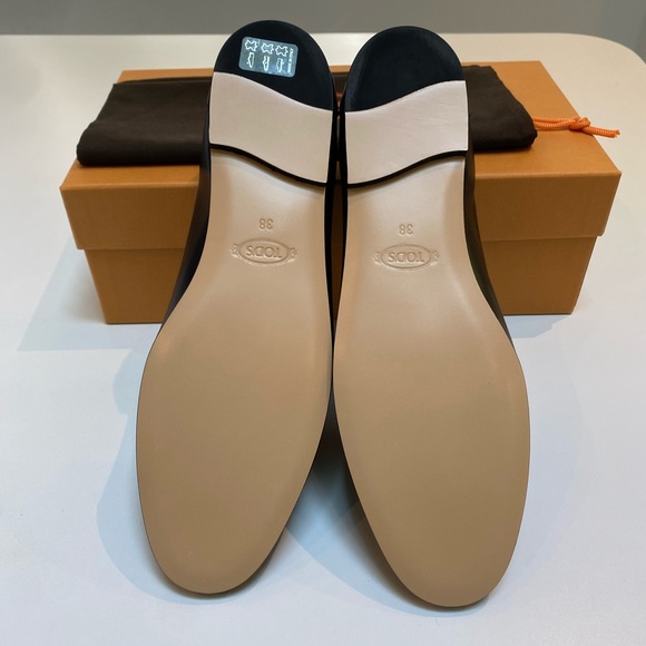Tod’s Kate Flat Leather Loafer Black/Gold sz 38 New in Box - Picture 8 of 10